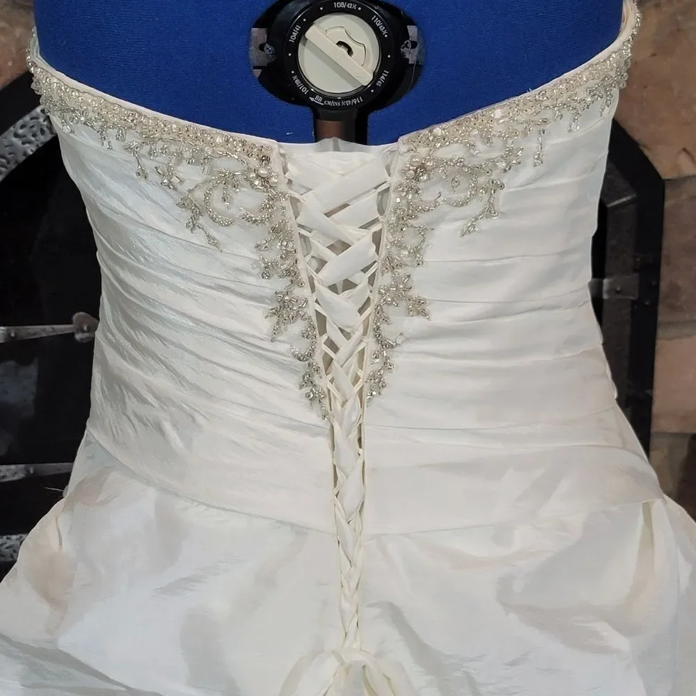 Gorgeous Private Collection Wedding Gown – Corset Back • Size 18–22 Adjustable - Picture 4 of 15
